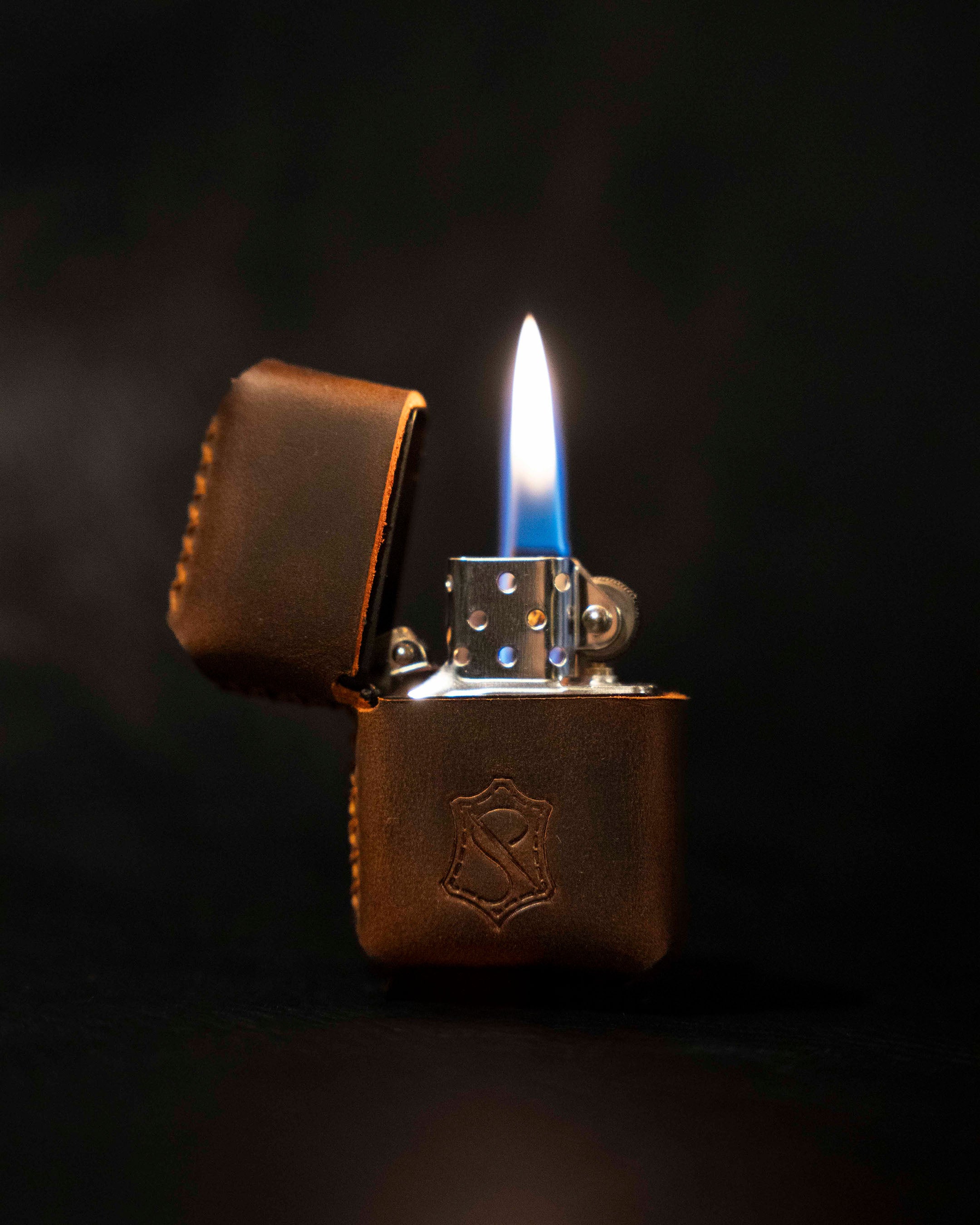 Deri kılıflı çakmak