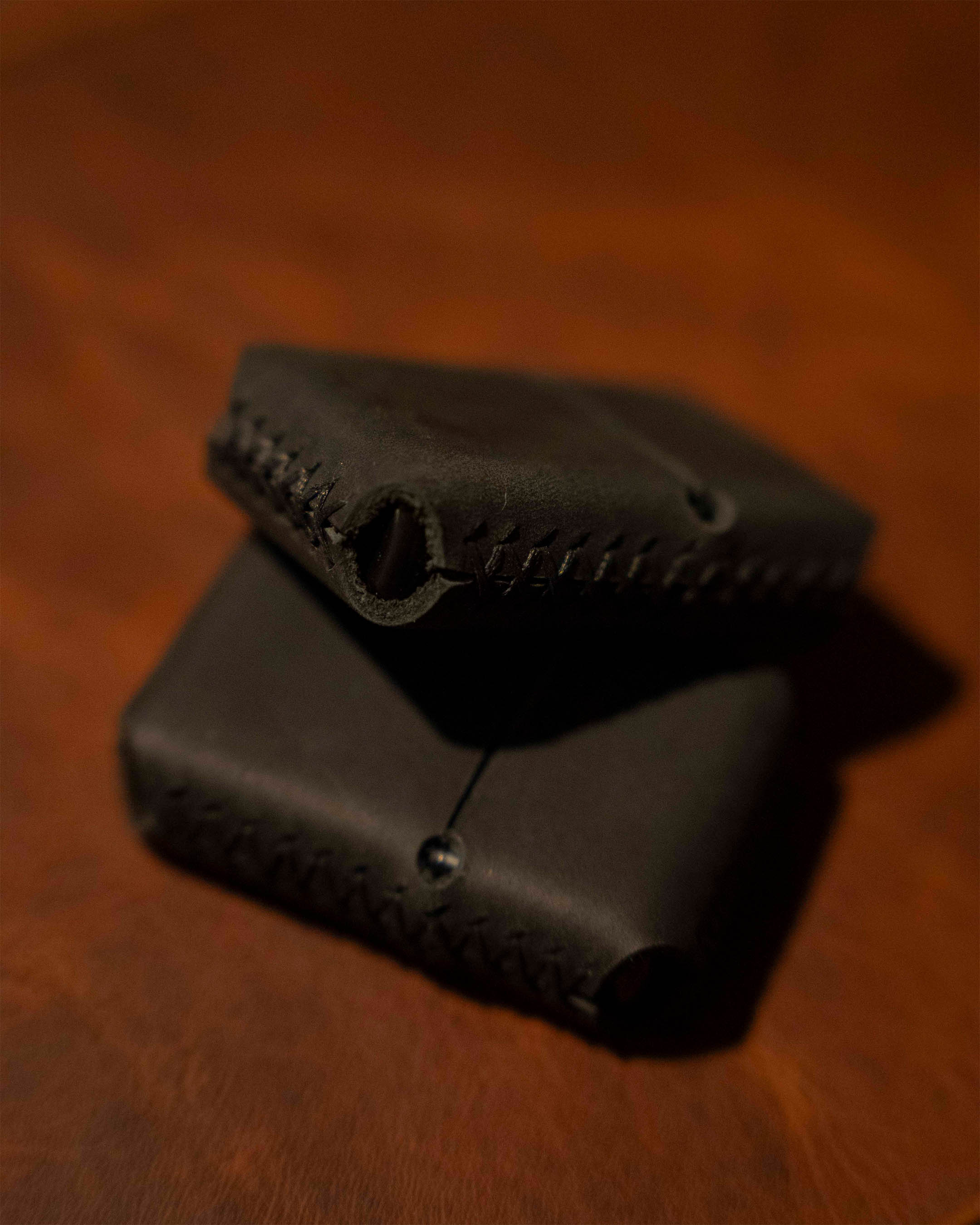 Deri kılıflı çakmak