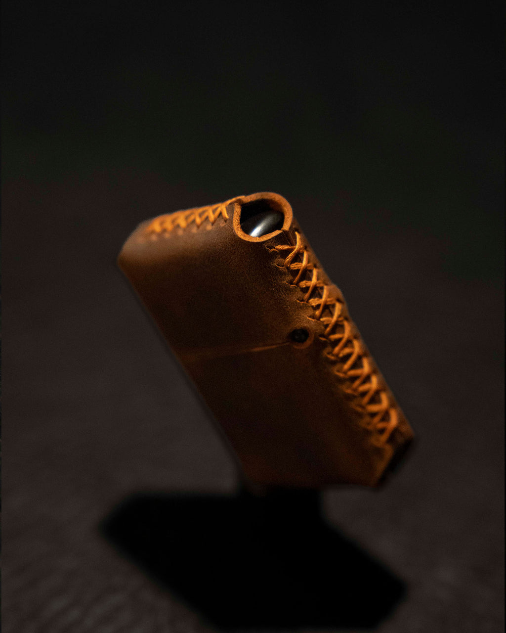 Deri kılıflı çakmak