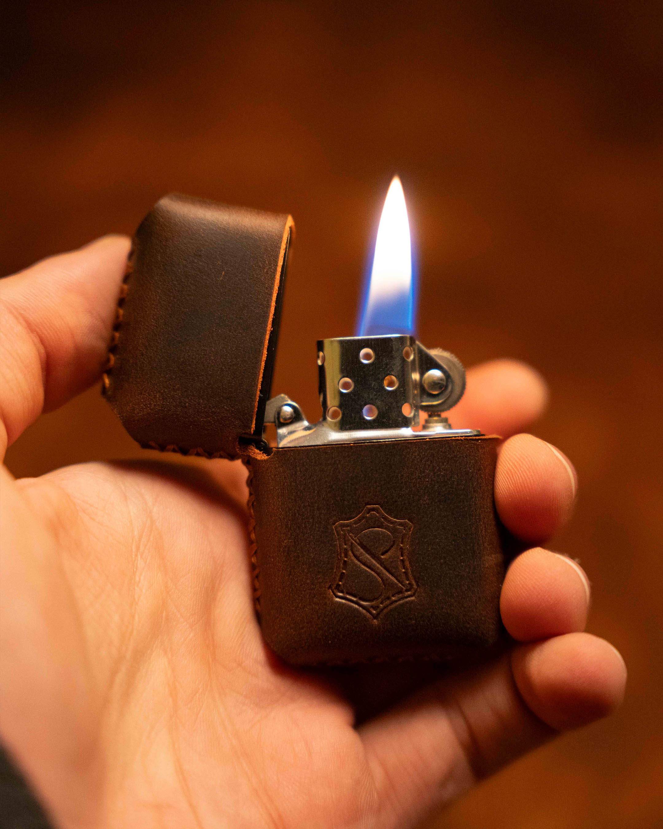 Deri kılıflı çakmak